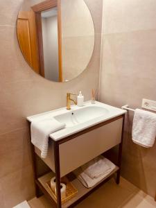 W łazience znajduje się umywalka i lustro. w obiekcie Hostal Lóbrega w mieście Torrecilla en Cameros