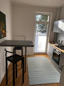 Kuchyň nebo kuchyňský kout v ubytování Großzügige 3-Zimmer Altbauwohnung