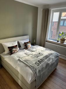 Postel nebo postele na pokoji v ubytování Großzügige 3-Zimmer Altbauwohnung