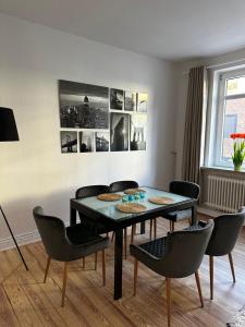 ein Esszimmer mit einem Tisch und Stühlen in der Unterkunft Großzügige 3-Zimmer Altbauwohnung in Kiel