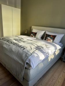 Postel nebo postele na pokoji v ubytování Großzügige 3-Zimmer Altbauwohnung