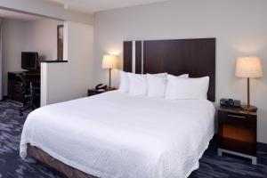 Postel nebo postele na pokoji v ubytování Fairfield Inn & Suites by Marriott Cedar Rapids
