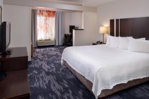 Postel nebo postele na pokoji v ubytování Fairfield Inn & Suites by Marriott Cedar Rapids