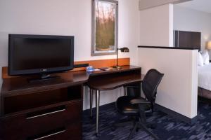 TV a/nebo společenská místnost v ubytování Fairfield Inn & Suites by Marriott Cedar Rapids