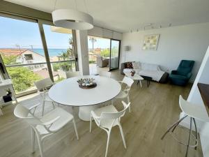 a living room with a white table and chairs at Tierra de Mar 50 in Denia