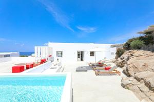 A piscina localizada em O Lofos Luxury Boutique Suites ou nos arredores