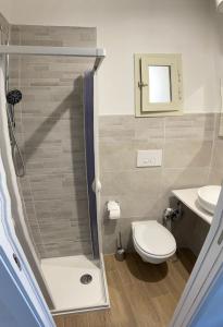 ein Bad mit einer Dusche, einem WC und einem Waschbecken in der Unterkunft Nyx Dea Della Notte in Bari