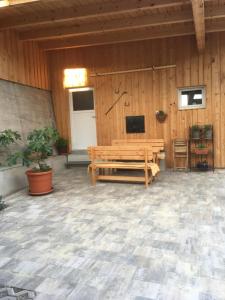 Cette chambre en bois comprend un banc et une télévision. dans l'établissement Ferienwohnung in Wiesent-gerne Handwerker/Monteure, à Wiesent