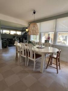 uma sala de jantar com uma mesa branca e cadeiras em House by the Klaraelven em Forshaga