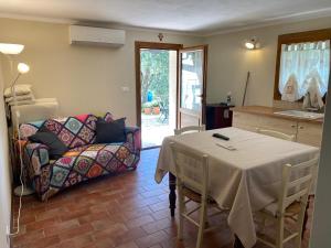 Buti的住宿－Rivolta home，客厅配有桌子和沙发