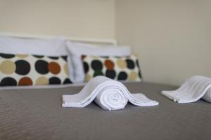 Postel nebo postele na pokoji v ubytování Moukas Seaside Apartments Romantico