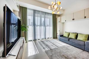 Posezení v ubytování Nice apartment in 52 42 Tower by Emaar, The 14th floor, 1BR