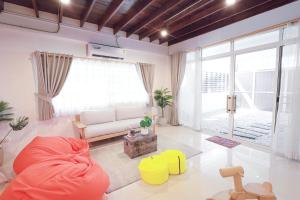 Una sala de estar con un sofá y una ventana grande. en Ratchada Retreat Villa 2, en Bangkok 35 fotos más