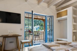 Postel nebo postele na pokoji v ubytování Tellion Suites + 37 fotografií