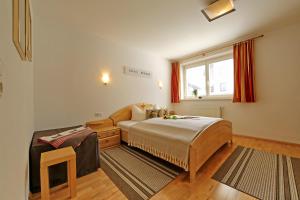 een hotelkamer met een bed en een raam bij Alpen Appartements MOIGG in Mayrhofen