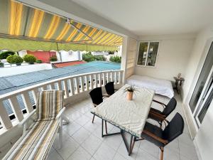 Balcón con cama, mesa y sillas en Apartments Sanda, en Promajna