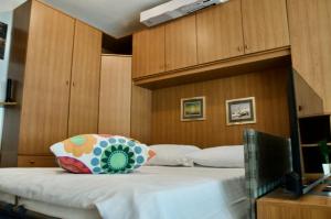 1 dormitorio con litera y almohada en Al Sole di TSS' - Cozy Apartment a 20 Metri dal Lago di Caldonazzo - Perfetto per coppie a Calceranica al Lago, en Calceranica al Lago