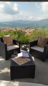 eine Terrasse mit 2 Stühlen und einem Tisch mit Aussicht in der Unterkunft Borgo del Sole in Foglianise