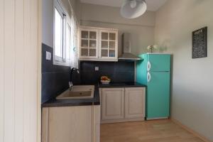 Kuchyň nebo kuchyňský kout v ubytování Moukas Seaside Apartments Romantico