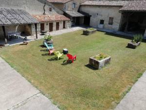 a yard with chairs and plants in the grass at Maison charentaise in Pons +7 photos