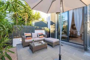 patio z kanapą i parasolem w obiekcie La Savina House 2 w mieście La Savina