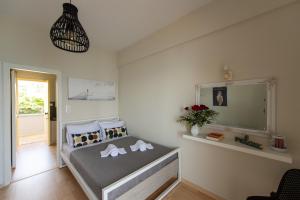 Postel nebo postele na pokoji v ubytování Moukas Seaside Apartments Romantico