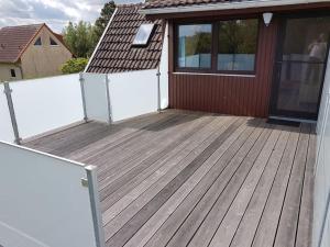 a wooden deck in front of a house at Müritzbrise in Sietow
