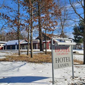 una señal de hotel en la nieve frente a un edificio en IzKaMaGe Hotel, en Västerås