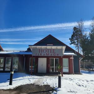 un panneau indiquant l'hôtel sur un bâtiment dans la neige dans l'établissement IzKaMaGe Hotel, à Västerås