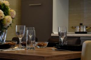uma mesa de madeira com copos de vinho em cima em Villa Mar a Mar em Vis