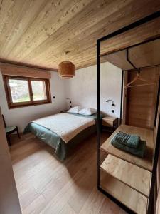 um quarto com uma cama e um tecto de madeira em Chalet Le petit paradis - Chamonix-Mont-Blanc em Chamonix-Mont-Blanc