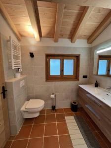 La salle de bains est pourvue de toilettes et d'un lavabo. dans l'établissement Chalet Le petit paradis - Chamonix-Mont-Blanc, à Chamonix-Mont-Blanc