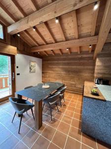 une salle à manger avec une table et des chaises noires dans l'établissement Chalet Le petit paradis - Chamonix-Mont-Blanc, à Chamonix-Mont-Blanc