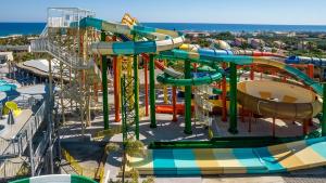 une image d'un parc aquatique avec une montagne à rouleaux dans l'établissement Stella Village Seaside Hotel, à Chersónissos