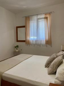 A bed or beds in a room at Villa Marija Novalja