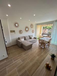 uma sala de estar com um sofá e uma mesa em Appartement 1 chambre climatisé avec 3 piscines à 200 m de la plage em Empuriabrava