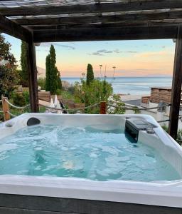 bañera de hidromasaje con vistas al océano en Hôtel Calavita Rooftop & Spa en Bastia
