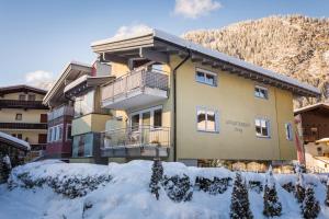 een gebouw met sneeuw ervoor bij Alpen Appartements MOIGG in Mayrhofen