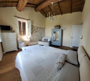 アスコリ・ピチェーノにあるB&B L'Usignoloのベッドルーム(大きな白いベッド1台、ソファ付)