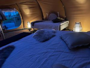 sypialnia z 2 łóżkami w namiocie w obiekcie Romantic Luxus Glamping 3 w mieście Idestrup