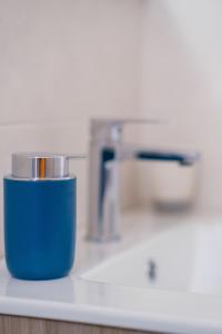 una tazza blu seduta sopra un bancone di Case bianche del Capitolo a Monopoli Altre 20 foto