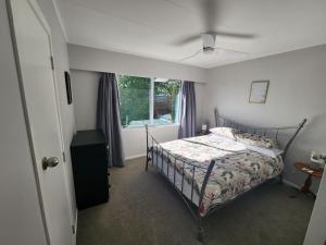 1 dormitorio con cama y ventana en Home away from home!, en Hamilton
