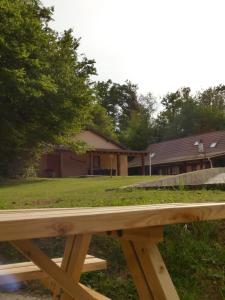 drewniany stół piknikowy przed domem w obiekcie Domaine du Venet w mieście Montcony