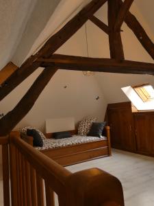 salon z kanapą na poddaszu w obiekcie Domaine du Venet w mieście Montcony +12 zdjęć