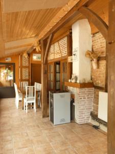 salon z kuchenką i kominkiem w obiekcie Domaine du Venet w mieście Montcony