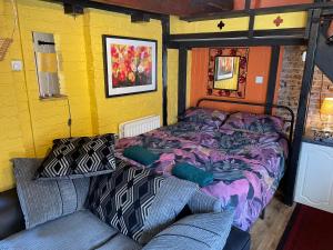 Un pat sau paturi într-o cameră la Farmers cottage