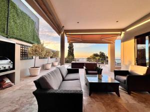 Villa la Vida في كيب تاون: غرفة معيشة مع أريكة وطاولة