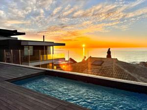 Villa la Vida في كيب تاون: منزل به مسبح امام المحيط