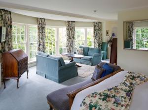 1 dormitorio con 1 cama y sala de estar en Rectory Farm en Cambridge