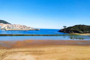 widok na plażę i ocean w obiekcie Apartamento en el Casco Viejo. Itsasargi w mieście Lekeitio +4 zdjęcia